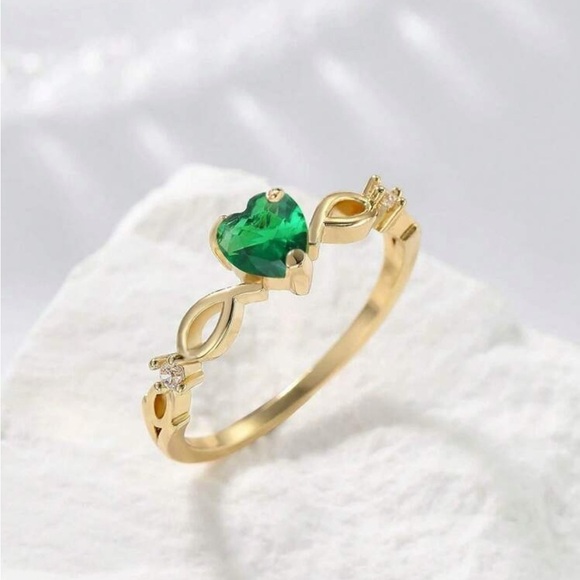 Jewelry - ⚠️Clearance Cute Gold Ring With Green Cubic Zirconia Heart